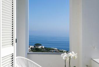 Villa La Pergola Capri has Balcony rooms