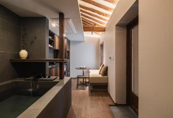 Luxury hanok with private bathtub - SW15 has rooms with a private hot tub