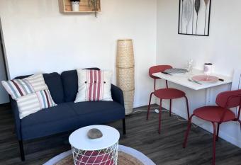 Studio Duplex Montmorillon allows 18 year olds to book a room