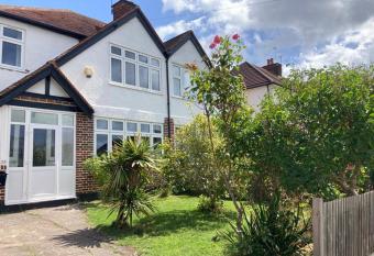 Twin home with free parkings, Surbiton, Kingston upon Thames, Surrey, Greater London, UK! allows 18 year olds to book a room