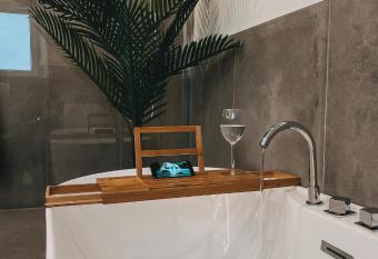 MODERNHOUSE KO26 allows 18 year olds to book a room