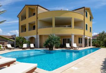 B&B Villa Oasa 1 allows 18 year olds to book a room