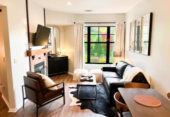 Cozy Mountain View Condo has Balcony rooms