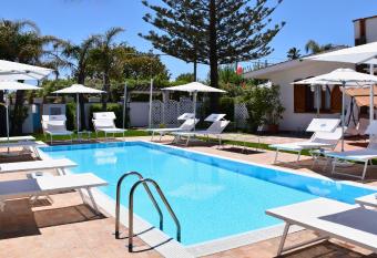 Villa Blanche Dimora Di Charme has rooms with a private hot tub