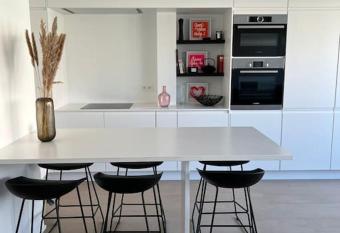 Beautiful Sunny Penthouse (near Place Albert) allows 18 year olds to book a room