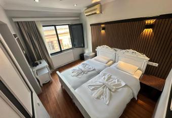 METREPOL HOTEL has rooms with a private hot tub