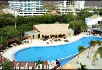 Samaria vista al mar piso alto has rooms with a private hot tub