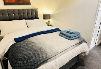 1 Luxe Exec Bedroom Apt Derby allows 18 year olds to book a room