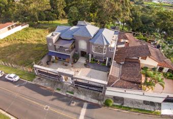 Alameda Cariari Boutique Hotel has rooms with a private hot tub