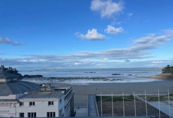 Dinard centre, studio vue mer allows 18 year olds to book a room