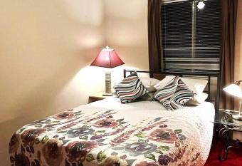 Beautiful Romantic Surrey Private Stay- Scenic & Peaceful C1 has Balcony rooms