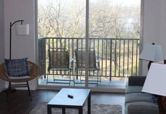 4 mi to Jack Thrice Stadium + amenities has rooms with a private hot tub