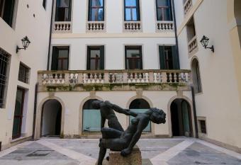 Residenza Corso Palladio 159 has Balcony rooms