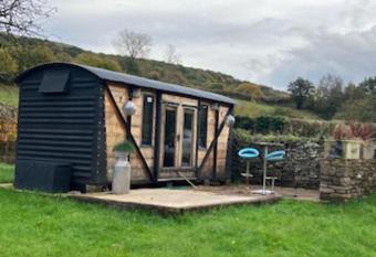 1 Bed converted Railway Wagon near Crickhowell has Balcony rooms