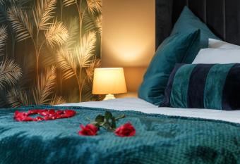 Riverside studio with Jacuzzi! allows 18 year olds to book a room