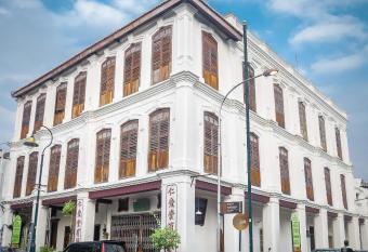 Ren I Tang Heritage Inn allows 18 year olds to book a room