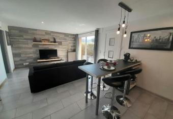 Appartement spacieux &tr  s calme. Spacious & very quiet apartment. allows 18 year olds to book a room