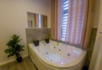 Punkt - Apartamenty z jacuzzi w centrum Katowic has rooms with a private hot tub