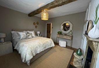 3-storey luxury Georgian house, High St, Henley-in-Arden has Balcony rooms