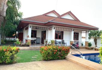 Villa Baan Roth Soi 112 Hua Hin allows 18 year olds to book a room