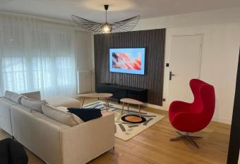 Appartement de charme sur les toits de Boulogne ! has Balcony rooms