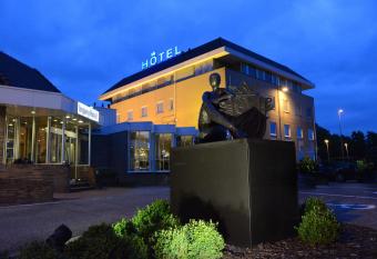 Hotel De Zoete Inval Haarlemmerliede allows 18 year olds to book a room