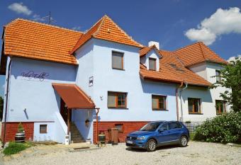 Vila Edith Valtice allows 18 year olds to book a room