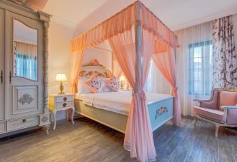 Cunda Esen Hotel allows 18 year olds to book a room