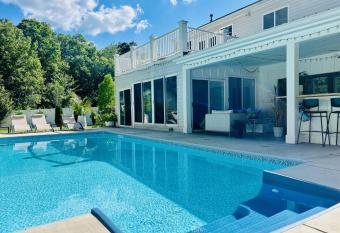 Cozy Bedroom Suite, Private Bath allows 18 year olds to book a room
