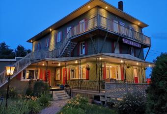 Auberge de la rive de Charlevoix - Auberge de jeunesse familiale pour voyageurs de tous eges has Balcony rooms