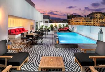 H10 Metropolitan 4* Sup has rooms with a private hot tub