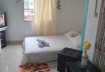 Habitaci  n peque  a Sencilla Estilo FengShui allows 18 year olds to book a room