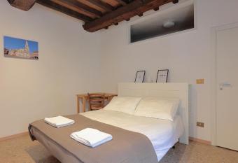 A 100m dal Duomo - In Centro a Modena allows 18 year olds to book a room