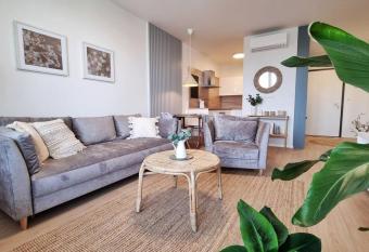 10 Minutes to City: Cozy Urban Apartment Stay has Balcony rooms