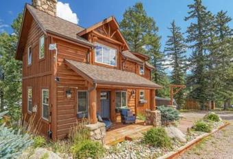 Cabin~Views~Heart of Town~W&D~Fireplace~Kitchen allows 18 year olds to book a room