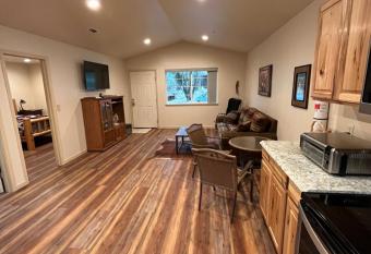 Wonky Donkey Den 30 mi to Yosemite Arch Entrance has Balcony rooms