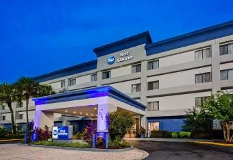 Paradise in the City Near W.E.C. Shopping Eating No smokers Vegan allows 18 year olds to book a room