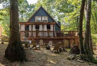 Shenandoah Cabin Hot Tub Getaway has rooms with a private hot tub