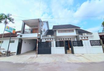 Homestay Jogja Prambanan By Simply Homy has Balcony rooms