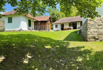 Cosy mountain house right beneath a medieval castle. has Balcony rooms