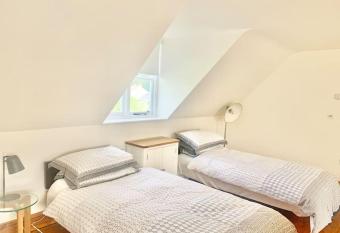 Delightful Ely house Bright and warm with cathedral view has Balcony rooms