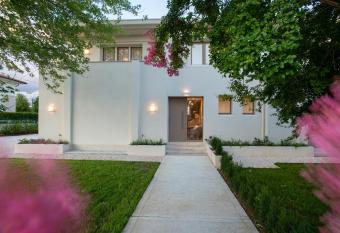 Casa DP allows 18 year olds to book a room