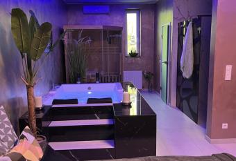 Ferienwohnung SPA Delluxe has rooms with a private hot tub