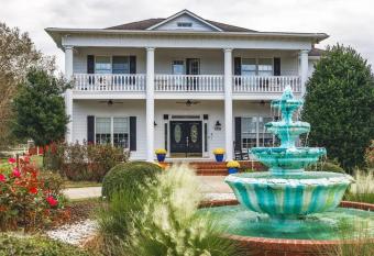 Parkton Place A Destination has rooms with a private hot tub