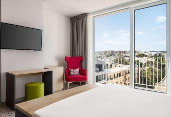 Quadro Hotel, Trademark Collection by Wyndham allows 18 year olds to book a room