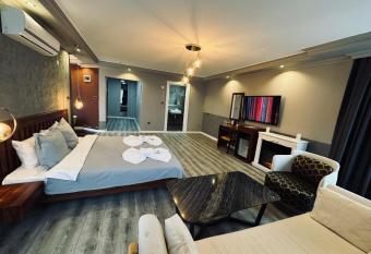 Treekos Suite Hotel has rooms with a private hot tub