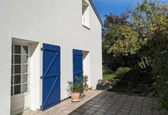 LES VOLETS BLEUS has Balcony rooms