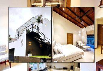 BreezeBlessed Colombo has rooms with a private hot tub