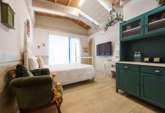 Liz Hotel allows 18 year olds to book a room