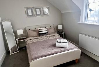 Lakeside LUX bedroom with parking, M4 Jct 11, next to train station allows 18 year olds to book a room